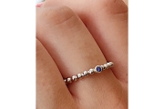 Weissgoldring mit Safir